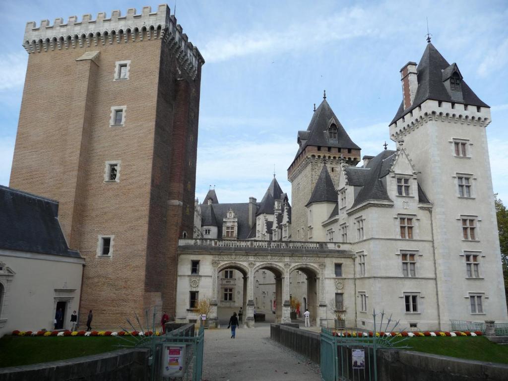 Hotel Le Postillon Pau Exterior foto